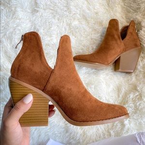 🧡New 🧡 Pointed-toe Cognac Booties